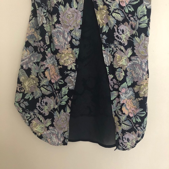 Flower print sleeveless top - Picture 8 of 10